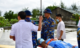 Cấp cứu, đưa sản phụ từ đảo Sinh Tồn về đất liền bằng máy bay