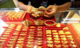 Giá vàng giao ngay lần đầu tiên phá mốc 4.400 USD/ounce