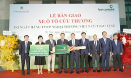 Vietcombank tặng xe cứu thương trị giá gần 2,7 tỷ đồng cho Bệnh viện Hữu Nghị