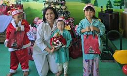 Giáng sinh ấm áp cho bệnh nhi ở BVĐK Khánh Hòa