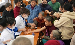 Đoàn Thanh niên Bộ Y tế khám, tư vấn sức khỏe miễn phí cho người dân Kim Điền, Quảng Trị sau lũ