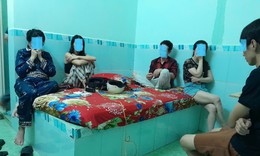 3 cô gái cùng 'phê pha' với 2 nam thanh niên trong nhà nghỉ
