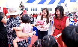 Trao tặng quà Giáng sinh ấm áp đến 2.600 bệnh nhi ở Hà Nội và TP HCM