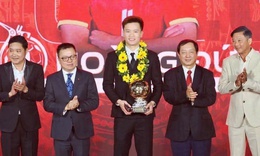Hoàng Đức lần thứ ba nhận danh hiệu Quả bóng Vàng Việt Nam