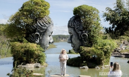 Du khách quốc tế khám phá 'bảo tàng ký ức' bằng đất giữa rừng thông