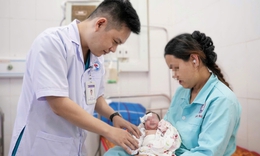 Cứu sống cháu bé sơ sinh bị tắc tá tràng do dị tật bẩm sinh hiếm gặp