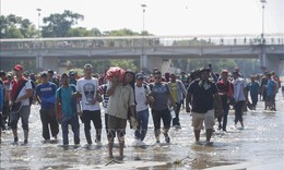 Mỹ tạm dừng to&#224;n bộ hồ sơ xin nhập cư của c&#244;ng d&#226;n 19 quốc gia