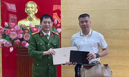 Gi&#225;m đốc c&#244;ng ty l&#224;m rơi nhiều t&#224;i sản, được C&#244;ng an phường tuần tra ph&#225;t hiện, trao trả