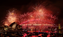 Pháo hoa thắp sáng các thành phố trên khắp Australia