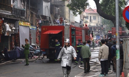 Hiện trường vụ cháy cửa hàng kinh doanh trên phố Hàng Mã 