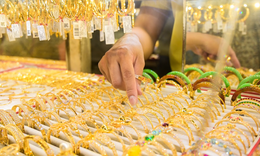 Gi&#225; v&#224;ng h&#244;m nay ng&#224;y 4/12 đồng loạt giảm rất mạnh