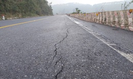 Sau hiện tượng giun đất b&#242; l&#234;n bất thường, đường l&#234;n đ&#232;o Ngang xuất hiện vết nứt