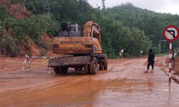 Video khẩn trương thu dọn b&#249;n đất tr&#224;n xuống đường v&#224;o khu du lịch sau mưa lớn