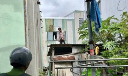 Khống chế đối tượng c&#243; h&#224;nh động nguy hiểm tr&#234;n m&#225;i nh&#224;