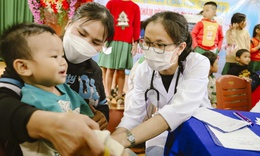 Bác sĩ về thôn bản khám bệnh, phát thuốc miễn phí cho người dân vùng cao