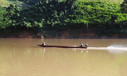 Hiểm nguy từ những chuyến &#39;săn gỗ&#39; tr&#234;n s&#244;ng Nậm Nơn