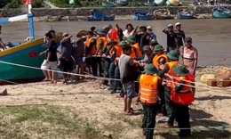 Bộ đội c&#249;ng người d&#226;n L&#226;m Đồng trục vớt h&#224;ng chục t&#224;u c&#225; bị lũ cuốn tr&#244;i