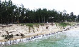 Cận cảnh bờ biển bị s&#243;ng dữ x&#233; toạc, đe dọa &#39;nuốt&#39; h&#224;ng loạt c&#244;ng tr&#236;nh