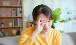 L&#224;m g&#236; khi bị trầy xước mắt?