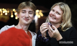 Du kh&#225;ch quốc tế v&#224;o bản người T&#224;y học l&#224;m b&#225;nh d&#224;y