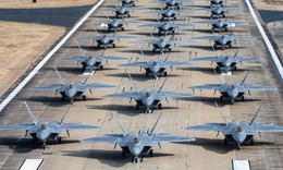 M&#224;n tr&#236;nh diễn &#39;Voi đi bộ&#39; của F-22 Raptor