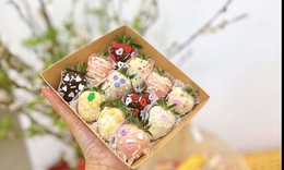 Dâu tây phủ chocolate 'hút' giới trẻ ngày Valentine