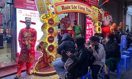 Hà Nội: Phố bán vàng sôi động, nhiều cửa hàng kín khách ngày vía Thần Tài