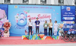 Người nh&#224; bệnh nh&#226;n h&#224;o hứng tham gia ng&#224;y hội quốc tế phụ nữ c&#249;ng y b&#225;c sĩ bệnh viện Kiến An