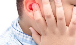 Viêm tai giữa có gây thủng màng nhĩ không?