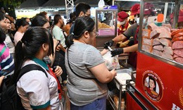 Du khách tò mò thưởng thức đại tiệc buffet bánh mì tại TP Hồ Chí Minh