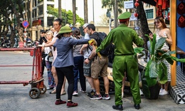 Mời nhiều du khách ra khỏi phố cà phê đường tàu