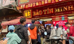 Gi&#225; v&#224;ng tiếp tục biến động, người d&#226;n xếp h&#224;ng đi mua b&#225;n