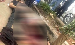 Xe máy 'kẹp 3' lao vào vỉa bê tông, 2 người tử vong