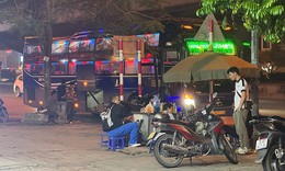Hàng loạt nhà xe dừng đỗ đón khách trong đêm tối, lập bến cóc ngay đường lớn