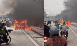 Đang l&#225;i xe tr&#234;n đường Giải Ph&#243;ng, t&#224;i xế ngửi thấy m&#249;i kh&#233;t t&#225; hoả khi phương tiện đ&#227; bốc kh&#243;i
