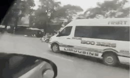VIDEO: Ô tô chạy tốc độ cao, 'chở người' trên nắp capo giữa Đại lộ Thăng Long