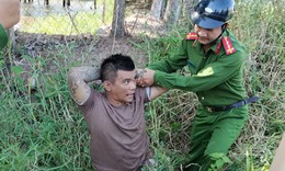Đôi nam nữ trộm cắp tài sản rồi chui vào bụi cỏ để trốn công an