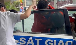 Vỡ ối giữa cao tốc, sản phụ được CSGT chở đi viện bằng xe đặc chủng