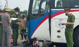 Ô tô khách va chạm xe máy, 2 người tử vong thương tâm
