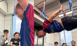 Xử l&#253; người đ&#224;n &#244;ng h&#237;t x&#224; đơn tr&#234;n tuyến Metro số 1 ở TPHCM