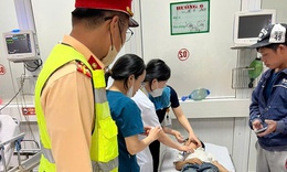 CSGT Nghệ An dẫn đường khẩn cấp đưa cháu bé nguy kịch đến bệnh viện