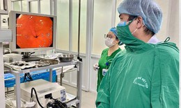 Tự giải cứu nghẹn họng, ai ngờ nuốt luôn bàn chải đánh răng dài 17cm vào thực quản
