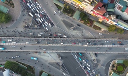 Hà Nội 'mạnh tay' xén vỉa hè, dải phân cách và dỡ đảo giao thông để giảm ùn tắc