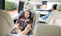 Trẻ em dưới 10 tuổi kh&#244;ng được ngồi c&#249;ng h&#224;ng ghế với người l&#225;i xe