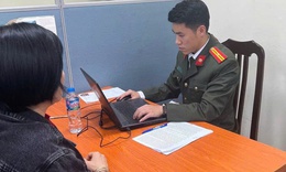 Live stream sai sự thật tại điểm đổi bằng lái, một phụ nữ bị xử phạt
