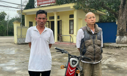 Hai người đàn ông trộm xe đạp điện bên bờ ruộng