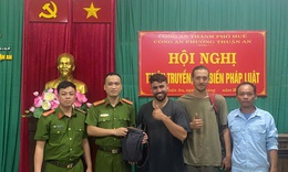 Du khách nước ngoài xúc động nhận lại tài sản đánh rơi khi đến Huế du lịch