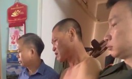 Dùng dao đâm hàng xóm rồi cố thủ trong chung cư ở Hà Nội