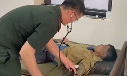 Cứu ngư dân rơi xuống biển