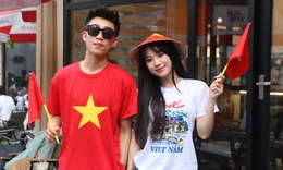 Huế rực rỡ cờ Tổ quốc từ trường học đến quán cà phê, giới trẻ thích thú check-in